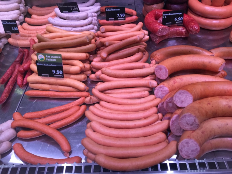 charcuterie-CHATEAUNEUF VILLEVIEILLE-min_sausages_meat_butchery-1069321